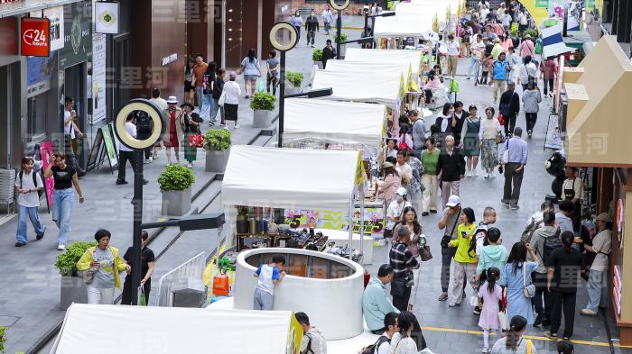 今年一季度，重庆以4204.32亿元超越上海的4057.45亿元，成为消费第一城，但1-4月份两者之间的差距缩小到约30亿元。
凭借着5月份消费数据的爆发，上海实现王者归来。
上海统计局数据显示，5月社会消费品零售总额同比增长7.5%，增速较4月份大幅提高4.9个百分点。